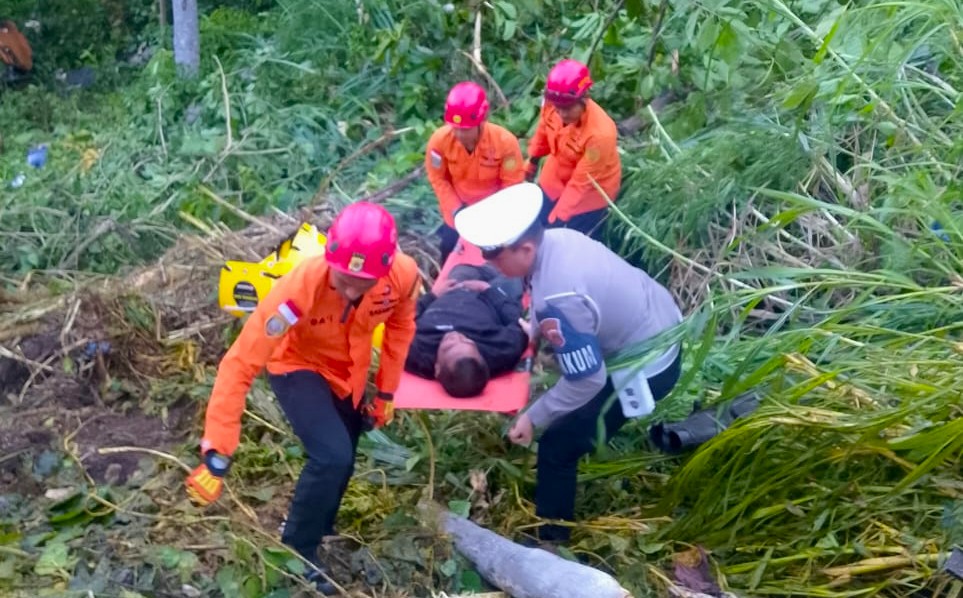 Tim SAR Gabungan Evakuasi Empat Korban Kecelakaan di Gunung Paro