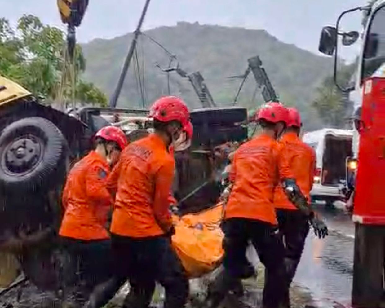 Evakuasi Korban Lakalantas di Leupung, Basarnas Aceh Kerahkan Tim Rescue.